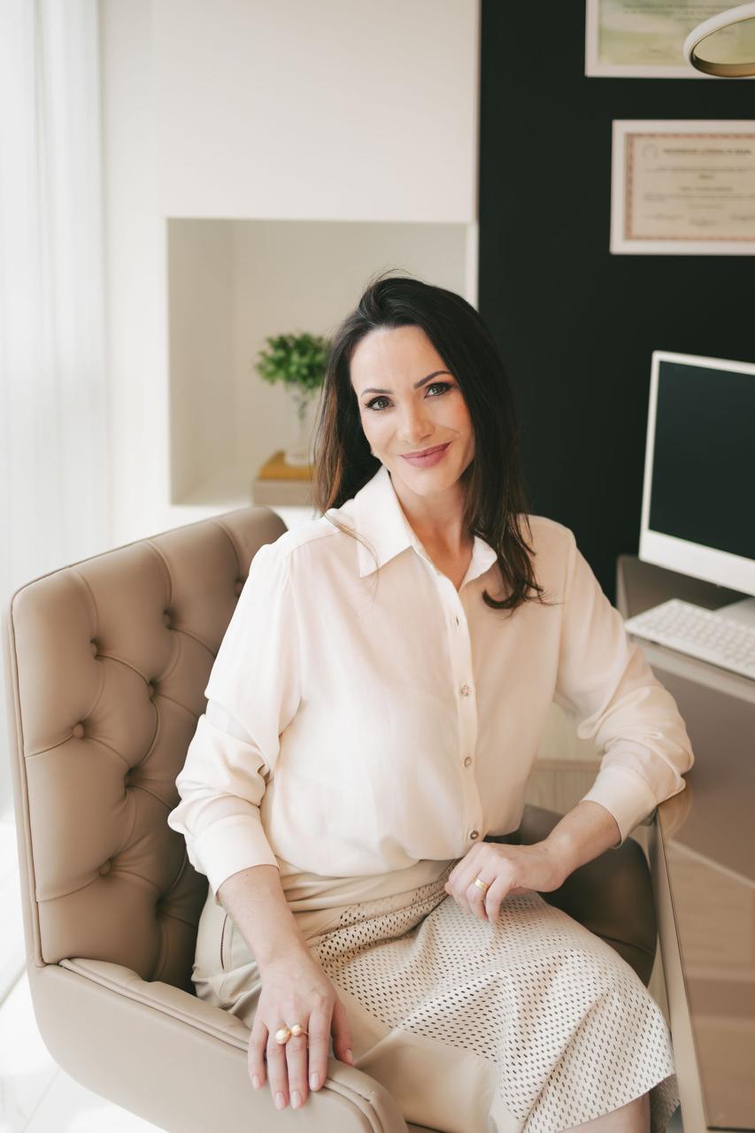 Dra. Crisley Dossin Zanrosso — Dermatologista e Tricologista